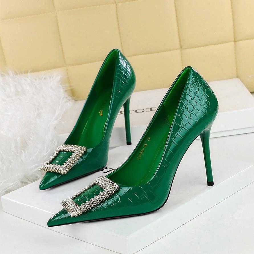 Diamond Patent Leather Buckle Pointed Shoes